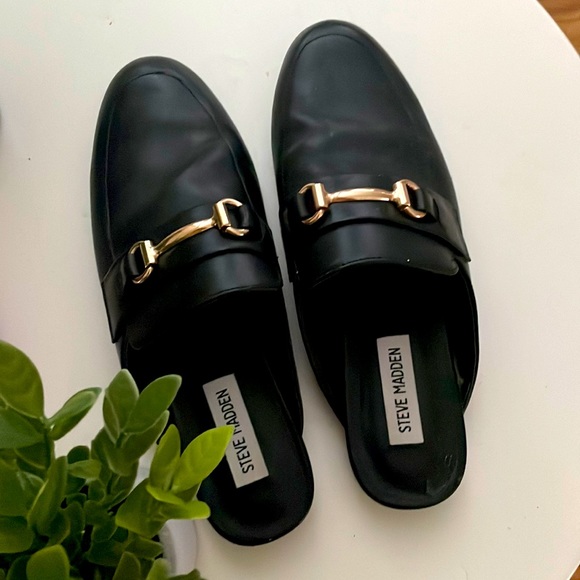 Steve Madden Shoes - Brand new black Steve Madden slides.